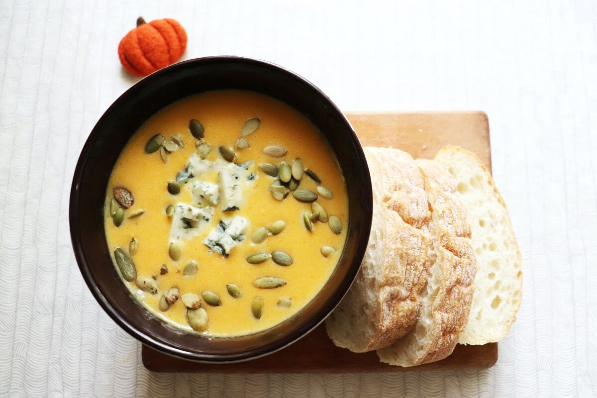 kirill-ermakov-17SvN08MV_s-unsplash-pumpkin soupresize Pumpkin soup with bread