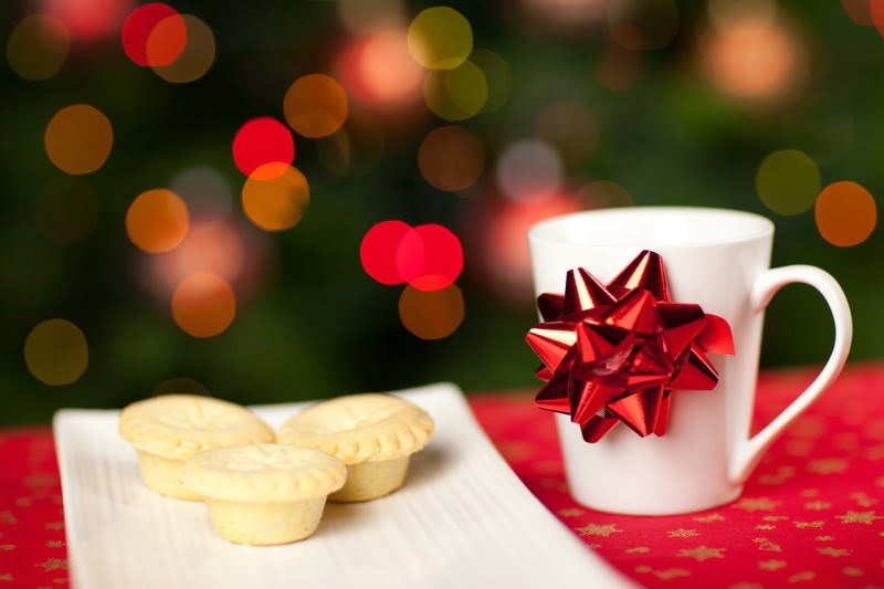 Mince pies and mug with bow