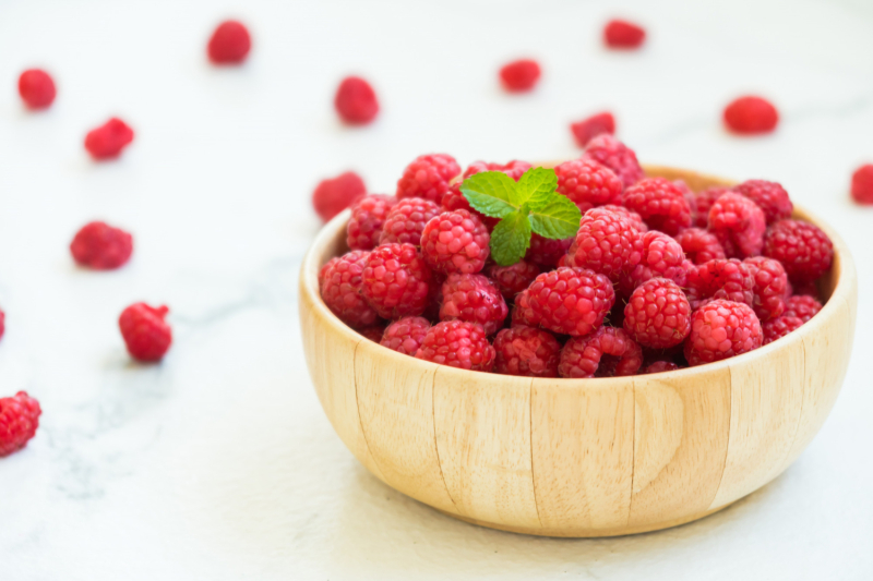 red raspberries fruit (lifeforstock – Freepik) bowl of raspberries